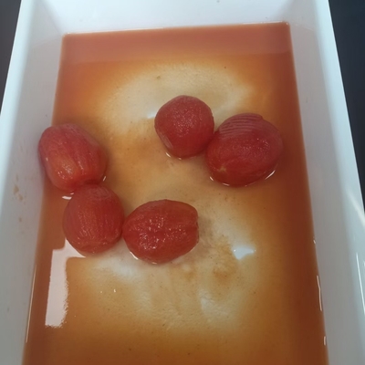 Τρυφερές, γλυκές, κονσερβοποιημένες, αποφλοιωμένες ντομάτες από την πιο φρέσκια πρώτη ύλη